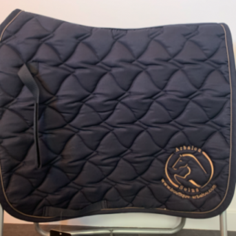 tapis hkm - tapis concours - tapis dressage - tapis cso - tapis cheval - tapis poney - tapis loisir